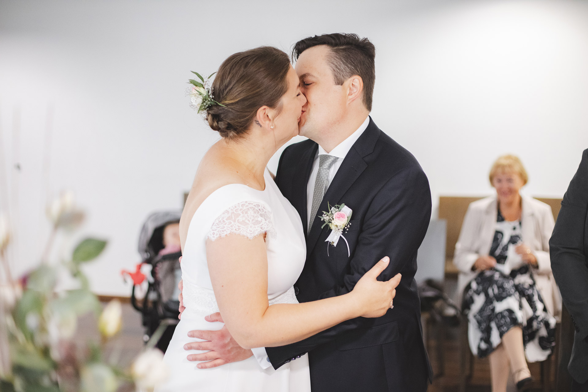 Brautpaar Kuss während der Trauung