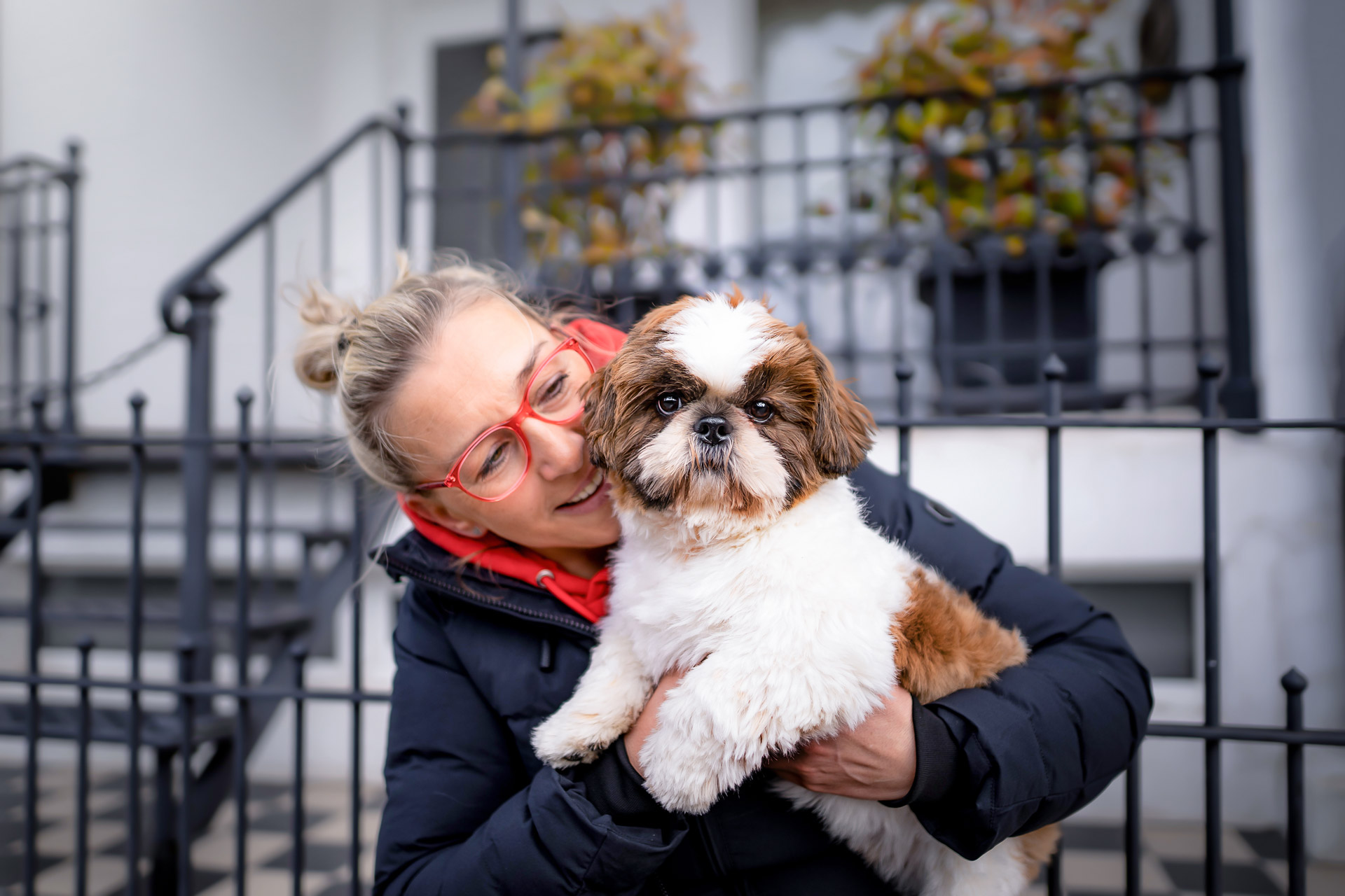 Hund und Besitzerin im Portrait - Urban-Fotoshooting